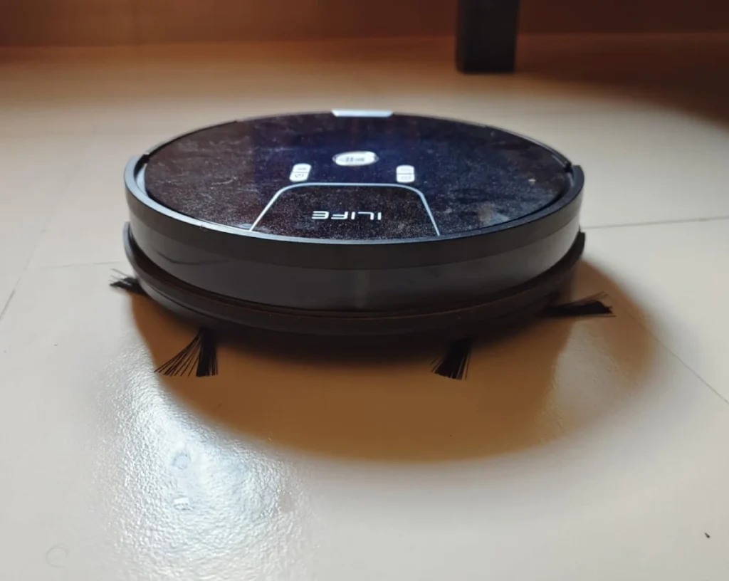 ILIFE V3s Max cleaning