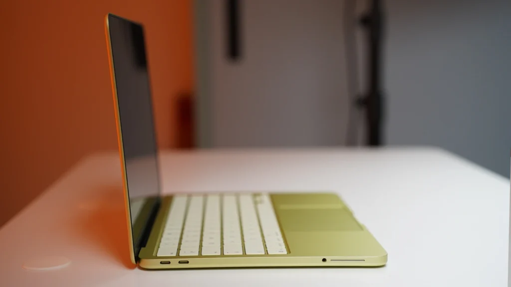 MacBook Neo Ports